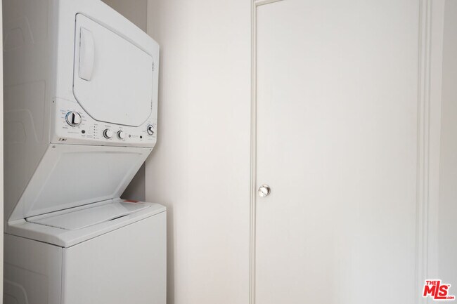 Building Photo - 1946-1944 Preston Ave