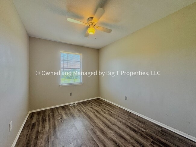 Building Photo - Large 3 Bed 2.5 Bath Completely Townhome i...