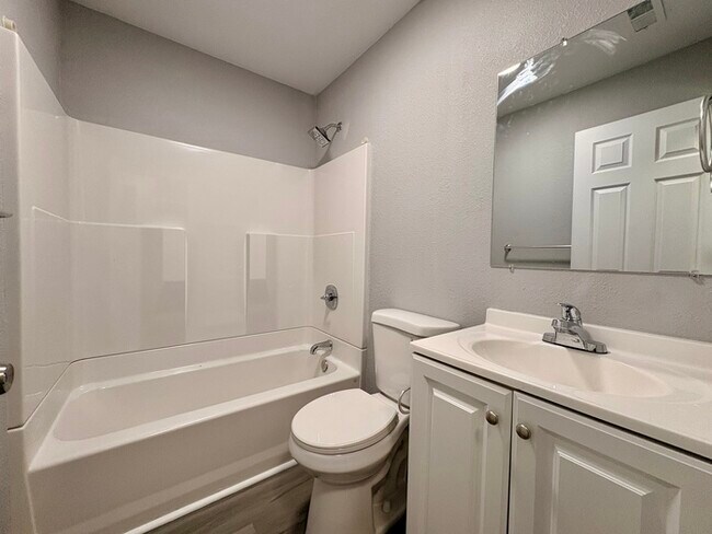 Building Photo - Beautifully updated Auburn apartment!