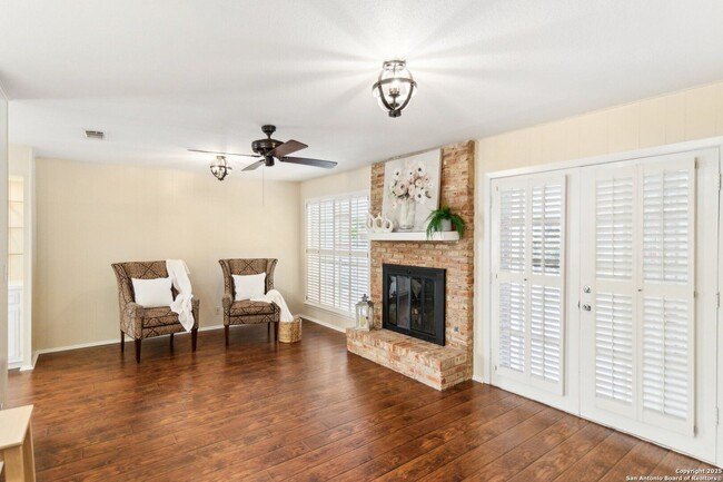 Building Photo - WHISPERING OAKS GARDEN HOME