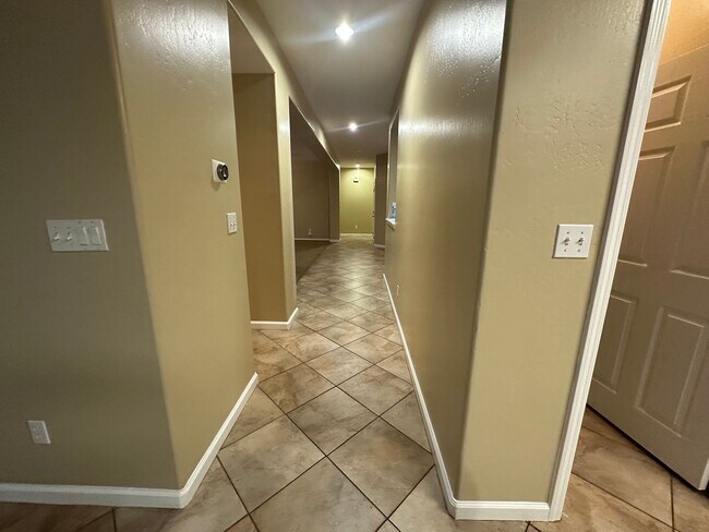 Building Photo - Southwest 4 bedroom