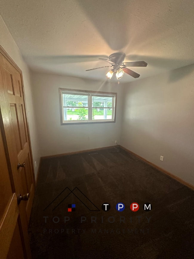 Building Photo - 3 Bedroom | 2 Bathroom Single Family Ranch...