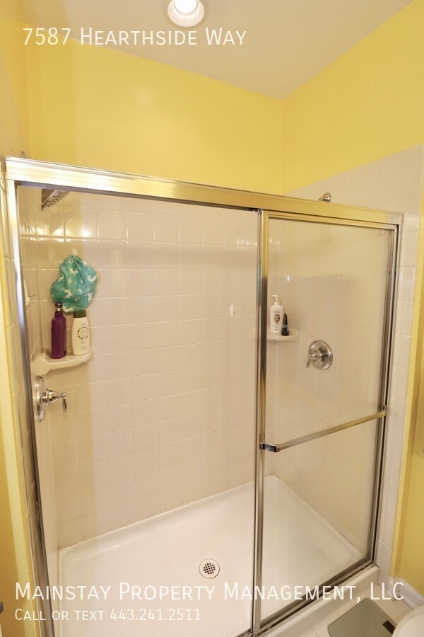 Building Photo - 3 Bedroom Townhome in Howard Square!