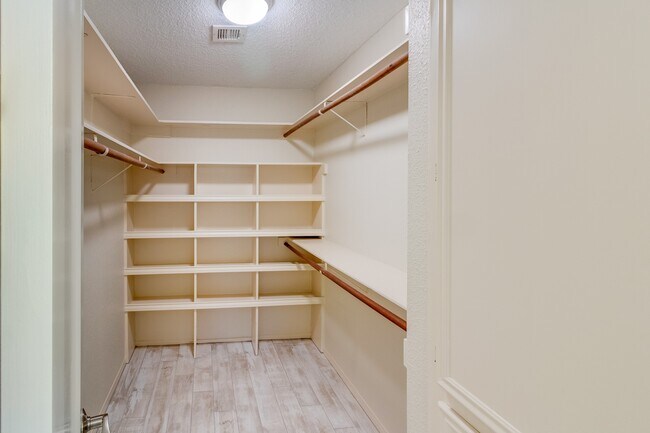 Building Photo - 1112 Bering Dr