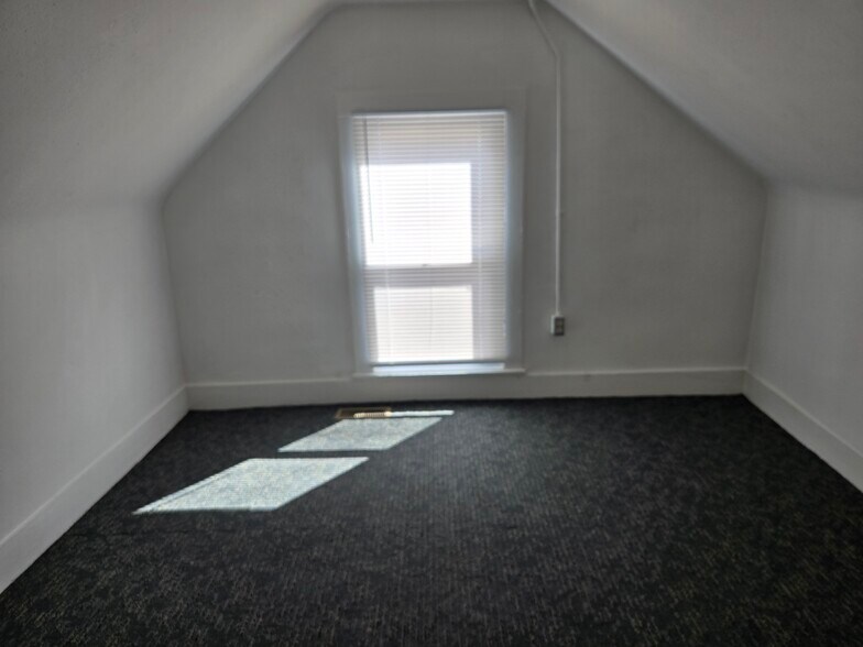 Building Photo - 714 E Maple Ave