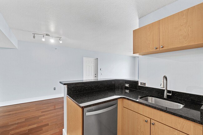 Building Photo - 1013 Villa Cir