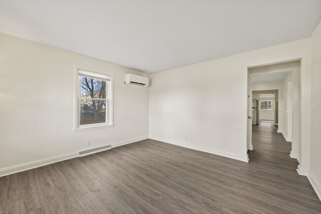 Building Photo - Dolly's