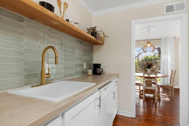 Building Photo - 419 King Cir