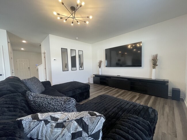 Building Photo - 156 Babbling Brk Dr