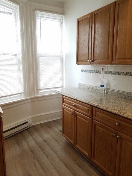 Building Photo - 431 E Walnut Ln