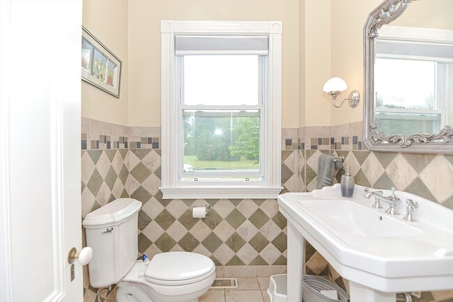 Building Photo - 2 Elm St