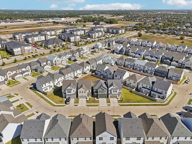 Building Photo - 22018 Lesley Grv