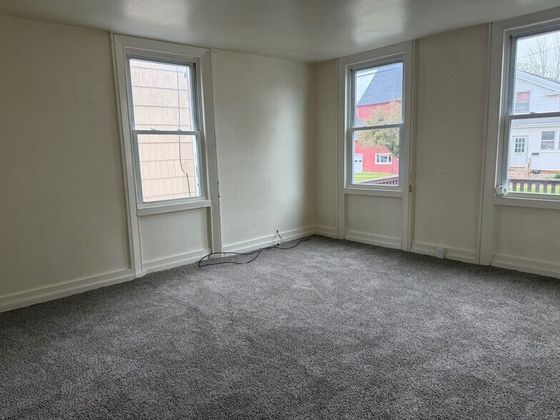 Building Photo - 312 Utica St
