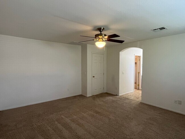 Building Photo - 4 Bedroom Home in Lantana Village Near E Ocotillo Rd. and S McQueen Rd!