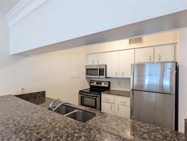 Building Photo - 1818 S Lakeshore Blvd