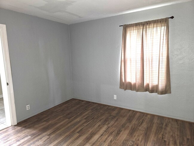 Building Photo - Charming 2-bedroom, 2-bathroom home
