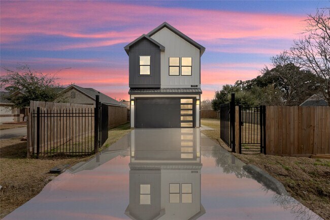 Building Photo - 1113 Danube St