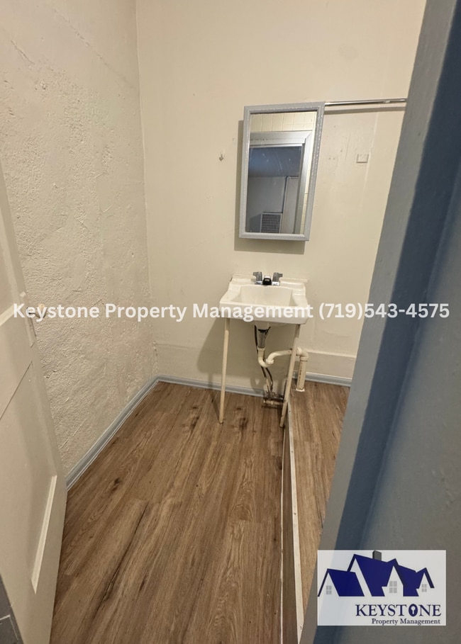 Building Photo - 1st MONTH FREE!!!  Downtown Studio Unit with Dedicated Entrance! $750/$750