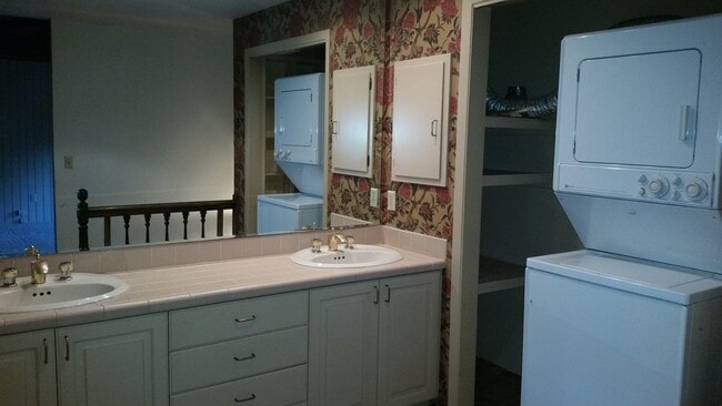 Building Photo - Occupied, do not disturb tenants. 1950's Craftsman 2br 2ba duplex on two levels, lawncare provide...