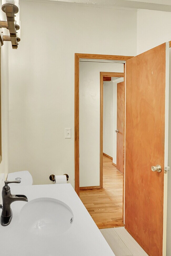 Building Photo - $1,950, 3-bedroom, 1-bathroom house in Col...