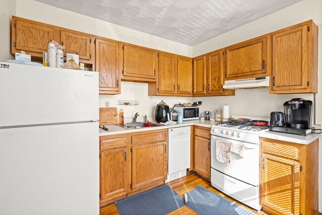 Building Photo - 1.5 BD 1st floor Brighton Center