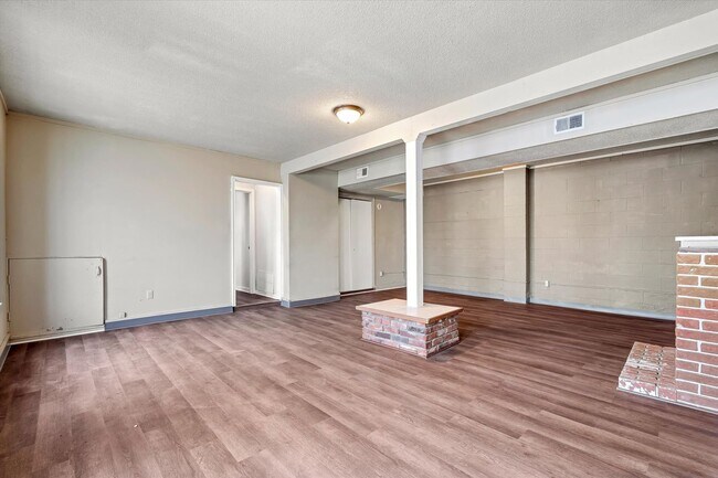 Building Photo - Spacious 4 Bed / 2 Bath Home