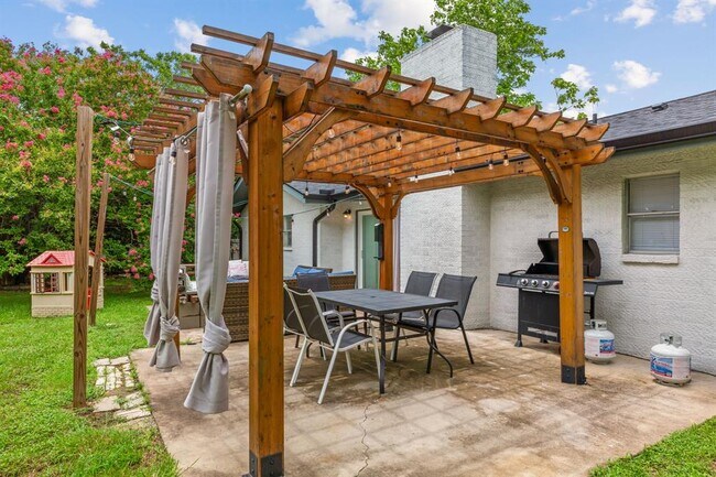 Building Photo - 201 Fairlane Dr