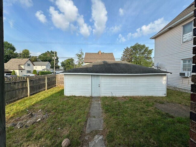 Building Photo - Gigantic 5 bedroom home on the NW side of ...