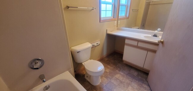 Building Photo - Pre-Leasing - 3bd/2bath (Cordata Area)