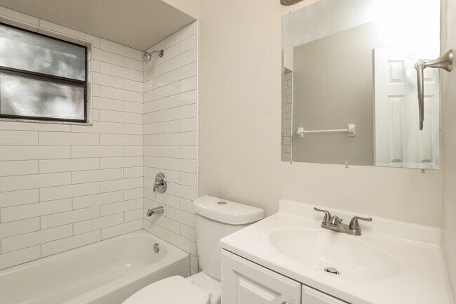Building Photo - 134 Inez St SE