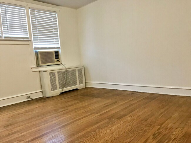 Building Photo - Gorgeous 3-Bedroom Townhome in Lawncrest! Available NOW!