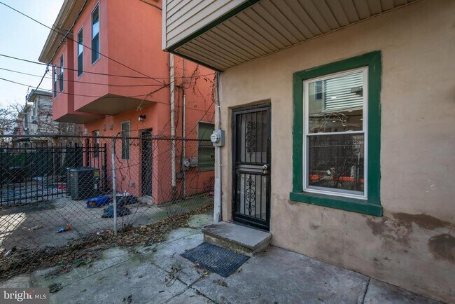 Building Photo - 833 N Markoe St