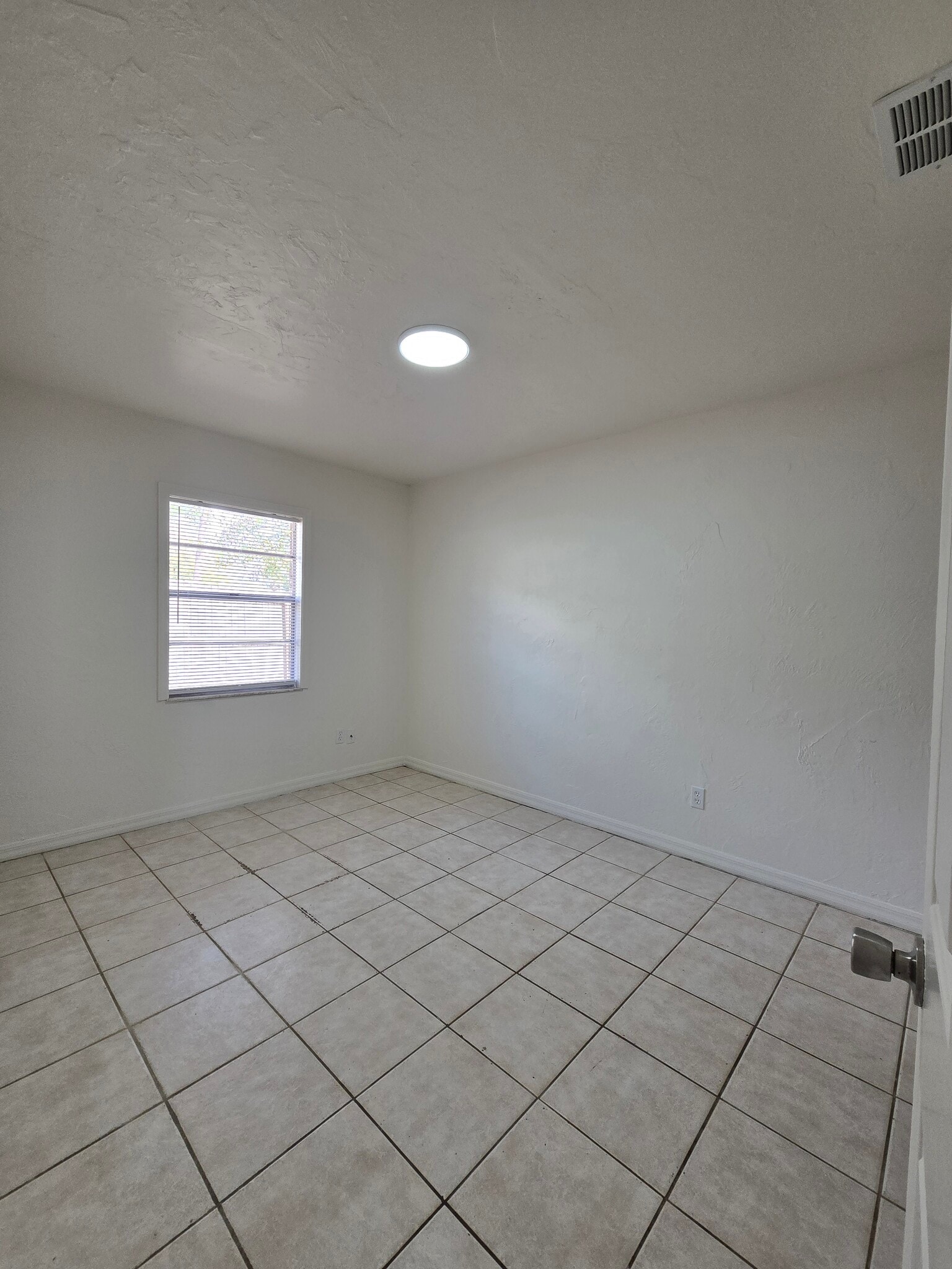 Building Photo - 7652 Chase Rd