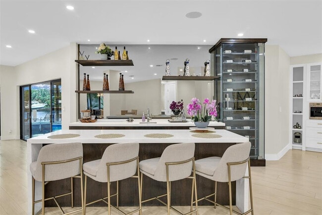 Building Photo - 319 S Riverside Dr