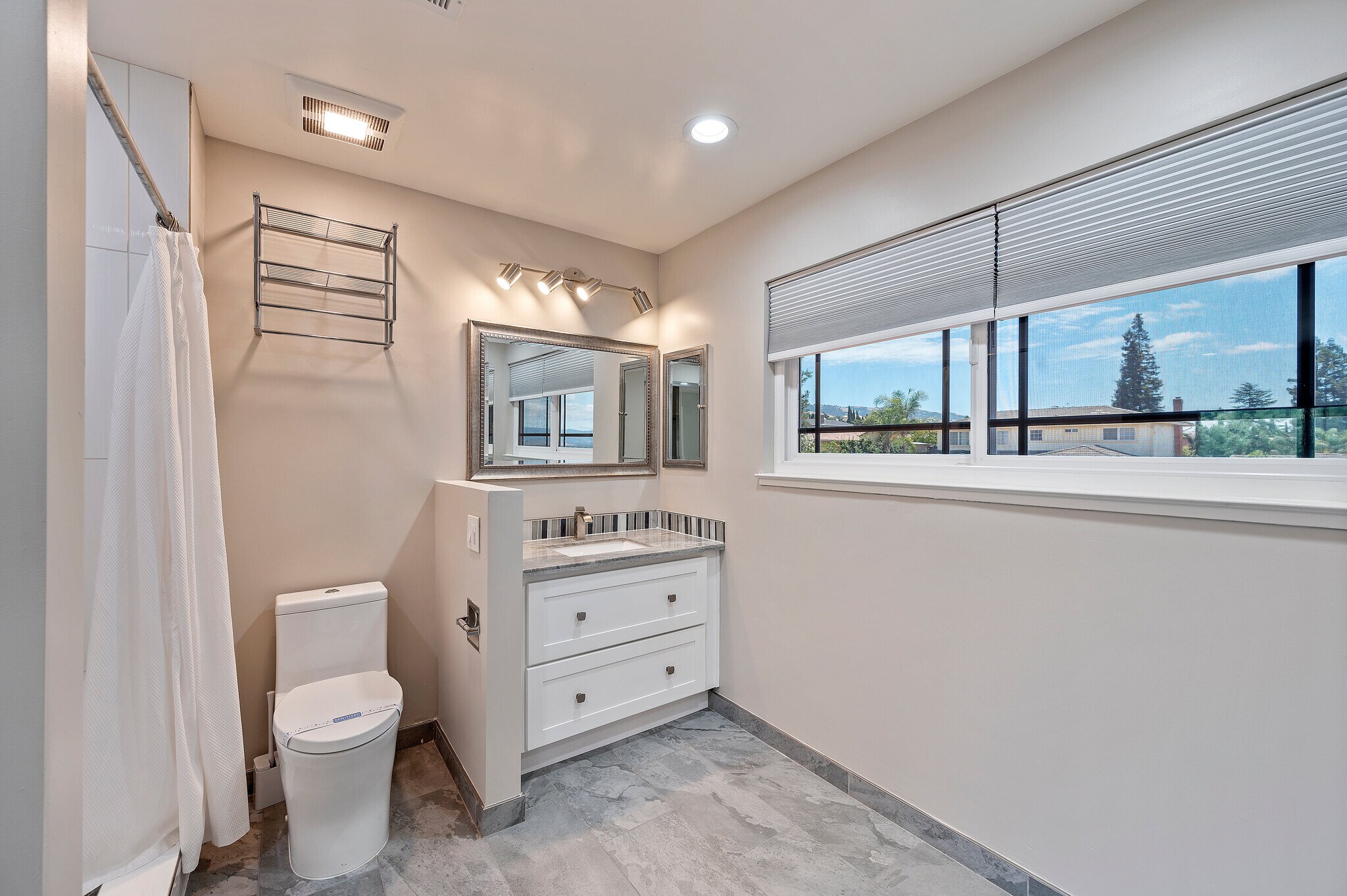 Building Photo - 3661 Slopeview Dr