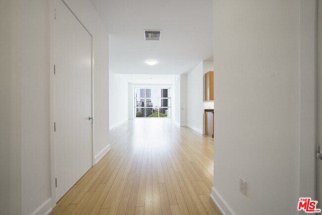 Primary Photo - 3223 W 6th St