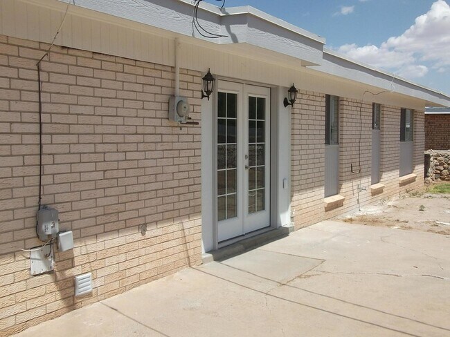 Building Photo - 6004 Sorrento St