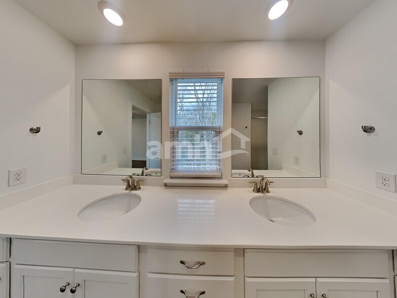 Building Photo - 107 Broadmoor Dr