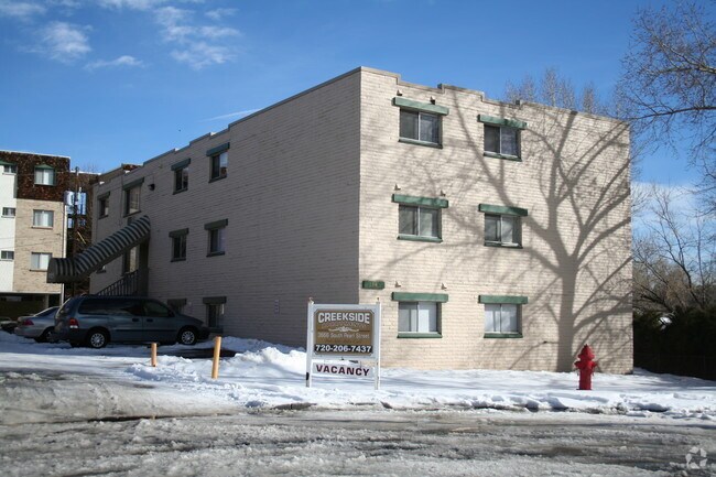 Building Photo - Creekside