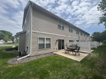 Building Photo - Spacious 3-Bedroom End unit Townhouse with 3 Full Baths in Maple Grove's Prime Location