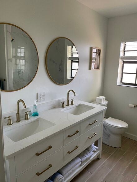 Building Photo - 104 W Osceola Ln