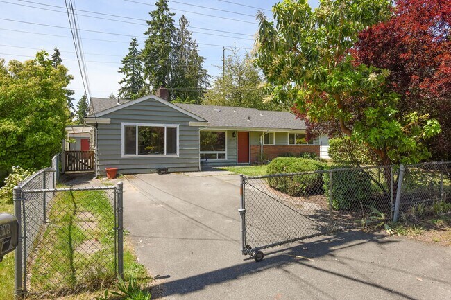 Primary Photo - Bright and spacious 3BR/1.75BA Single Fami...