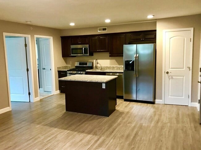 Building Photo - 17 Wilson St