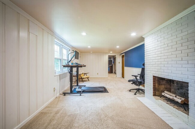 Building Photo - Charming 4 Bedroom Brick Home - Ideal Loca...