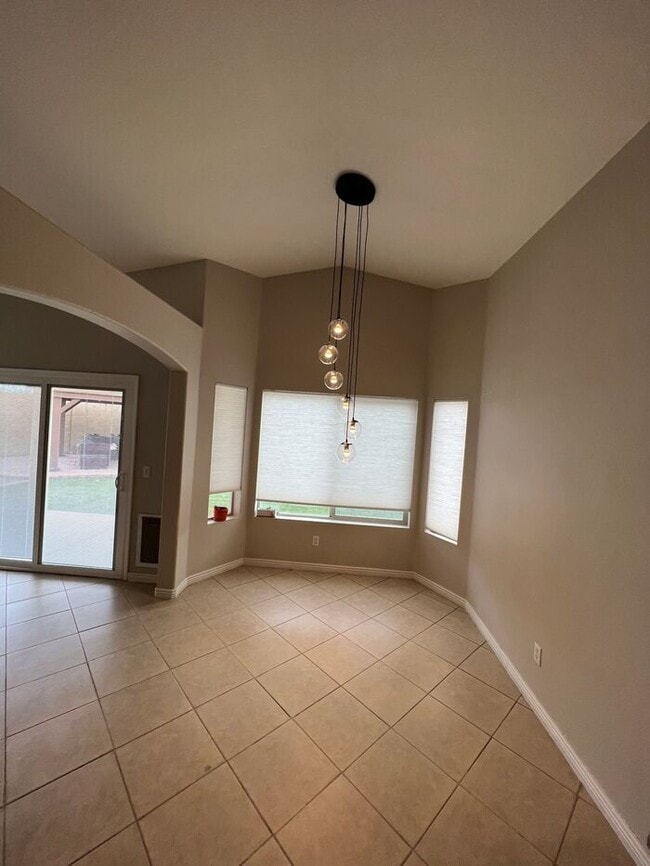 Building Photo - HOUSE FOR RENT