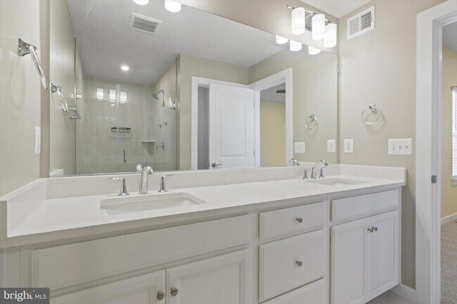 Building Photo - 1780 Cherry Birch St