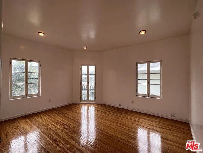 Building Photo - 942 S Mansfield Ave