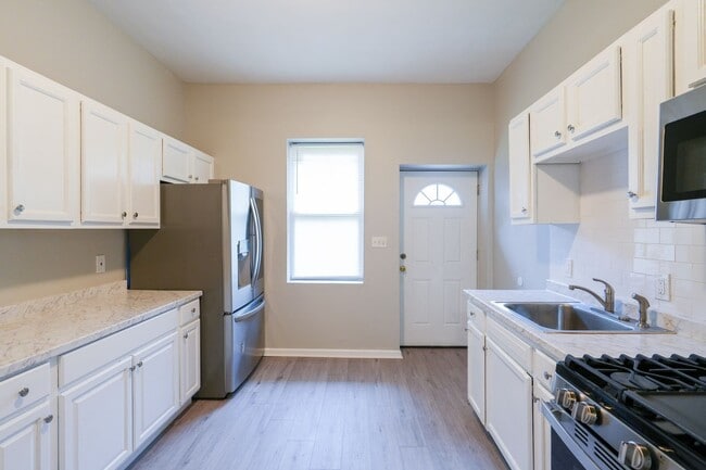 Building Photo - Newly renovated 6 bedroom 2.5 bath in Carroll Park Area