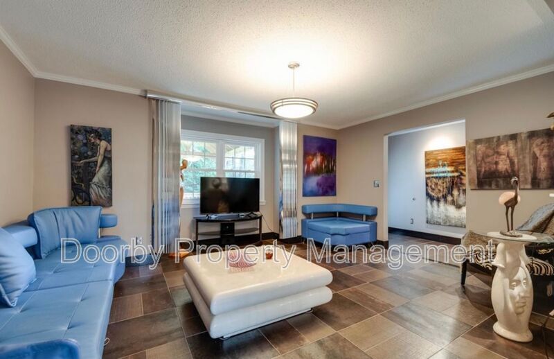 Building Photo - 4557 Ravenwood Dr N
