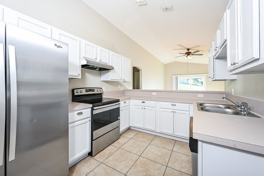 Building Photo - 1323 Hillview Dr
